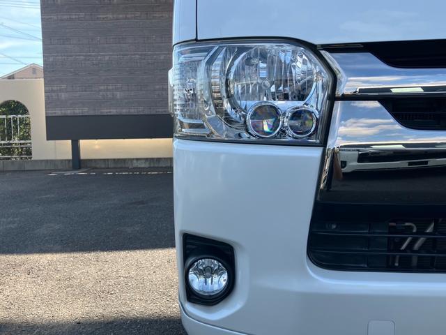 ハイエースバン スーパーＧＬ　ダークプライム　パナソニック大型ナビＴＶ／ベッドキット／バックモニター／ＥＴＣ車載器／社外エアロ／社外１７ｉｎアルミ／ローダウン／ＬＥＤヘッドライト／スマートキー＆プッシュスタート／サイドバイザー／社外ショック（13枚目）