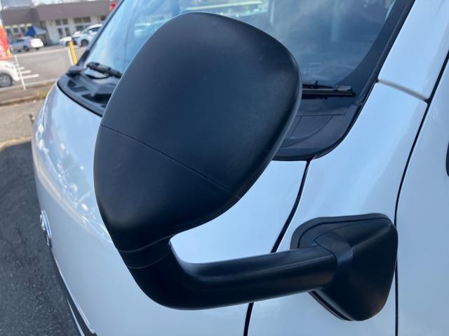 ハイエースバン スーパーＧＬ　ダークプライム　パナソニック大型ナビＴＶ／ベッドキット／バックモニター／ＥＴＣ車載器／社外エアロ／社外１７ｉｎアルミ／ローダウン／ＬＥＤヘッドライト／スマートキー＆プッシュスタート／サイドバイザー／社外ショック（25枚目）