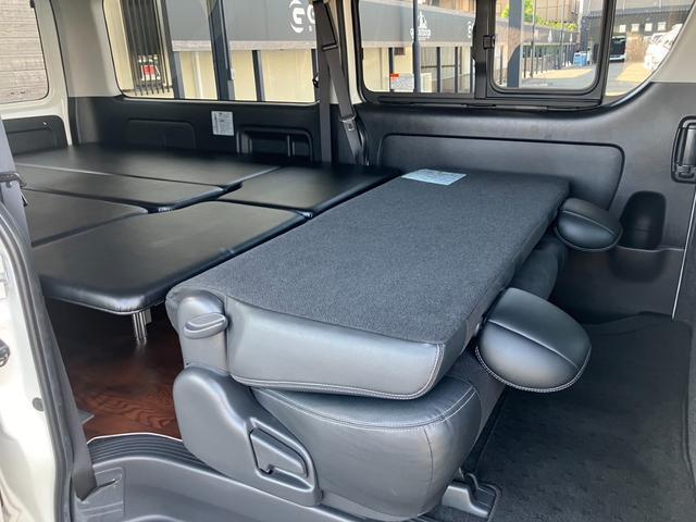 ハイエースバン スーパーＧＬ　ダークプライム　パナソニック大型ナビＴＶ／ベッドキット／バックモニター／ＥＴＣ車載器／社外エアロ／社外１７ｉｎアルミ／ローダウン／ＬＥＤヘッドライト／スマートキー＆プッシュスタート／サイドバイザー／社外ショック（53枚目）