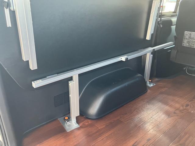 ハイエースバン スーパーＧＬ　ダークプライム　パナソニック大型ナビＴＶ／ベッドキット／バックモニター／ＥＴＣ車載器／社外エアロ／社外１７ｉｎアルミ／ローダウン／ＬＥＤヘッドライト／スマートキー＆プッシュスタート／サイドバイザー／社外ショック（59枚目）