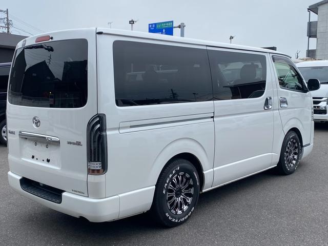 ハイエースバン ロングスーパーＧＬ　ローダウン／コブラエアロ／社外アルミ／ＧＲ８シートカバー／ナビＴＶ／ＥＴＣ車載器／フリップダウンモニター／ＬＥＤテールランプ／スマートキー＆プッシュスタート／ＡＣ１００Ｖ電源／ＬＥＤヘッドライト（11枚目）