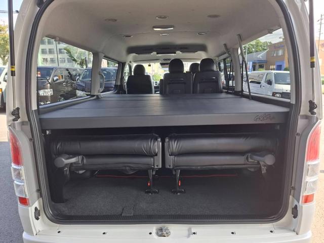 ハイエースワゴン GL 4WD/BIG-Xナビ/Bカメラ/天吊りモニタ/4列10人乗/社外アルミ/スマートキー/パワスラ/ベッドキット(4枚目)