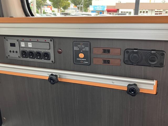 タウンエースバン GL アルトピアーノキャンパー/10inディスプレイオーディオ/ETC/バックモニター/キーレスエントリー/ネッドキット/サブバッテリー/外部電源/社外アルミ/テーブル/Wエアバック/両側スライドドア(55枚目)