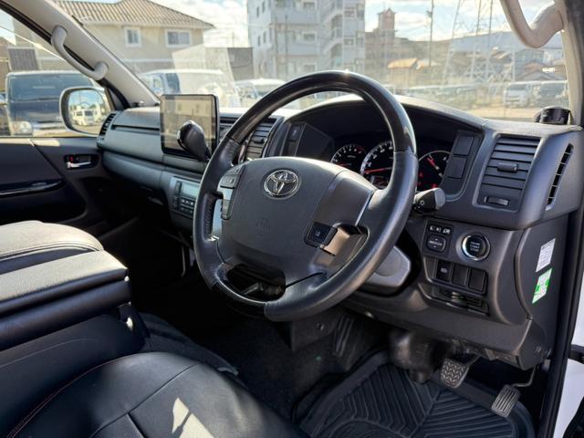 ハイエースバン スーパーGL ダークプライム SDナビTV/Bカメラ/ETC/ドラレコ/トヨタセーフティセンス/AC100V電源/GR8フロントスポイラー/17inアルミ/シートカバー/ローダウン/スマートキー/ベッドキット/LEDヘッド(43枚目)