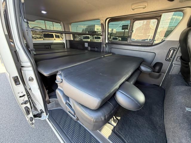 ハイエースバン スーパーGL ダークプライム SDナビTV/Bカメラ/ETC/ドラレコ/トヨタセーフティセンス/AC100V電源/GR8フロントスポイラー/17inアルミ/シートカバー/ローダウン/スマートキー/ベッドキット/LEDヘッド(56枚目)