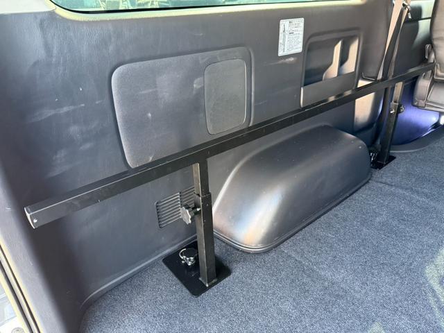 ハイエースバン スーパーGL ダークプライム SDナビTV/Bカメラ/ETC/ドラレコ/トヨタセーフティセンス/AC100V電源/GR8フロントスポイラー/17inアルミ/シートカバー/ローダウン/スマートキー/ベッドキット/LEDヘッド(58枚目)