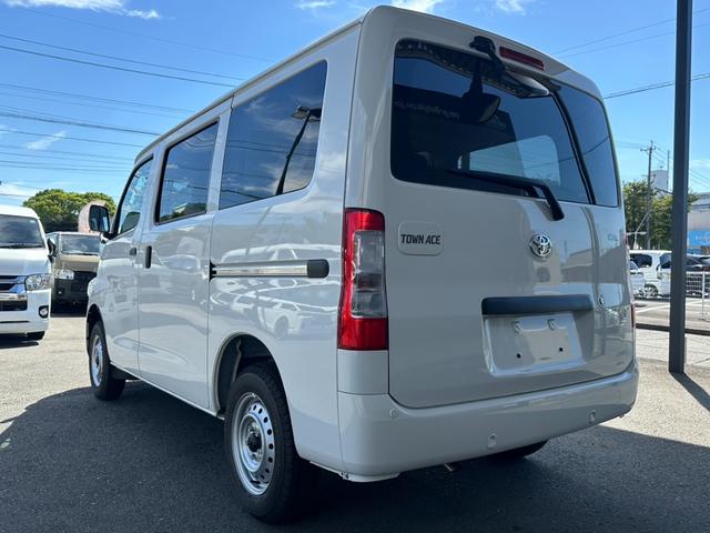タウンエースバン GL 4WD/トヨタセーフティセンス/コーナーセンサー/アイドリングストップ/キーレスエントリー/Wエアバッグ/パワーウインドウ/横滑り防止装置/ヘッドライトレベライザー/純正ホイール/登録済未使用車(12枚目)