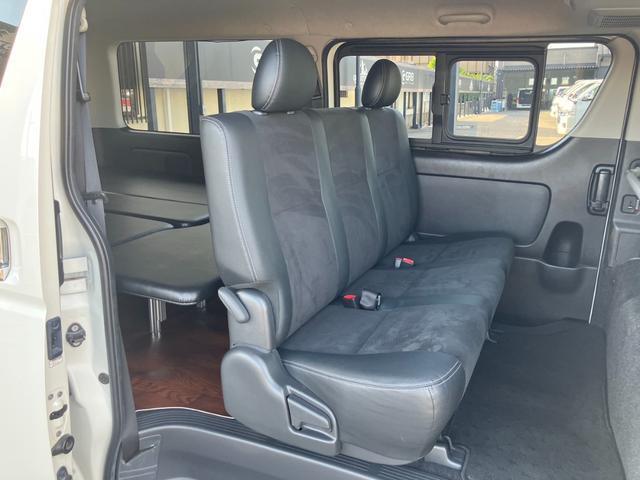 ハイエースバン スーパーGL ダークプライム パナソニック大型ナビTV/ベッドキット/バックモニター/ETC車載器/社外エアロ/社外17inアルミ/ローダウン/LEDヘッドライト/スマートキー&プッシュスタート/サイドバイザー/社外ショック(18枚目)