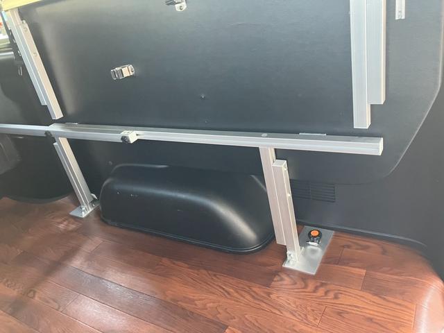 ハイエースバン スーパーGL ダークプライム パナソニック大型ナビTV/ベッドキット/バックモニター/ETC車載器/社外エアロ/社外17inアルミ/ローダウン/LEDヘッドライト/スマートキー&プッシュスタート/サイドバイザー/社外ショック(58枚目)