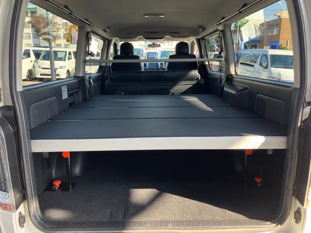 ハイエースバン ロングスーパーGL ローダウン/コブラFスポイラー/バトルシップ15inアルミ/GR8シートカバー/純正7inナビ/ETC/Bカメラ/天吊モニター/LEDテールランプ/スマートキー/ベッドキット/LEDヘッドライト(4枚目)