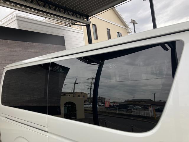 ハイエースバン ロングスーパーGL ローダウン/コブラFスポイラー/バトルシップ15inアルミ/GR8シートカバー/純正7inナビ/ETC/Bカメラ/天吊モニター/LEDテールランプ/スマートキー/ベッドキット/LEDヘッドライト(33枚目)