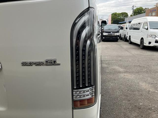 ハイエースバン ロングスーパーGL ローダウン/コブラFスポイラー/バトルシップ15inアルミ/GR8シートカバー/純正7inナビ/ETC/Bカメラ/天吊モニター/LEDテールランプ/スマートキー/ベッドキット/LEDヘッドライト(39枚目)