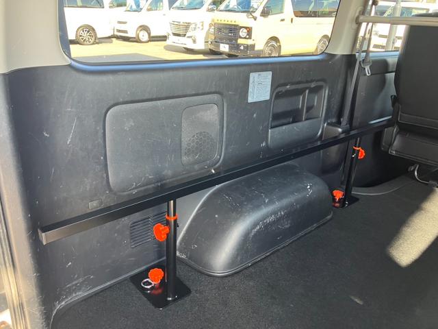 ハイエースバン ロングスーパーGL ローダウン/コブラFスポイラー/バトルシップ15inアルミ/GR8シートカバー/純正7inナビ/ETC/Bカメラ/天吊モニター/LEDテールランプ/スマートキー/ベッドキット/LEDヘッドライト(57枚目)