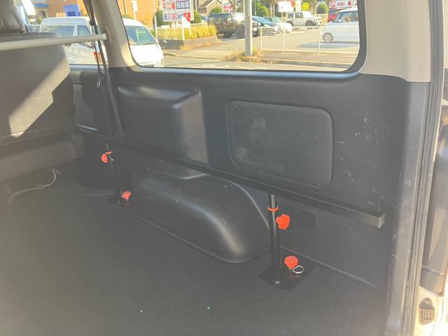 ハイエースバン ロングスーパーGL ローダウン/コブラFスポイラー/バトルシップ15inアルミ/GR8シートカバー/純正7inナビ/ETC/Bカメラ/天吊モニター/LEDテールランプ/スマートキー/ベッドキット/LEDヘッドライト(58枚目)