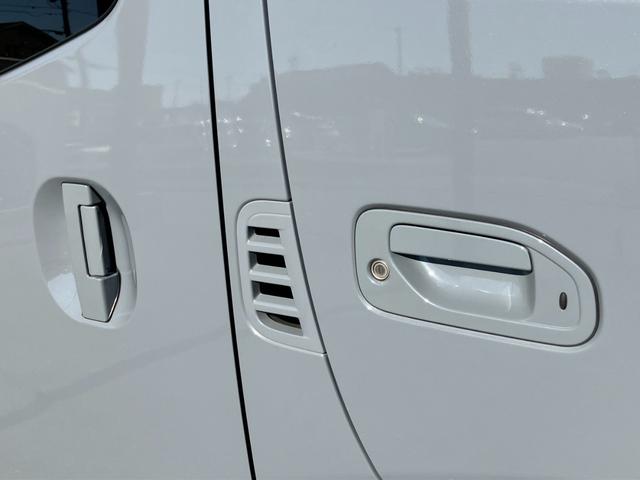 キャラバン ロンググランドプレミアムGX 4WD/片側パワースライドドア/ナビTV/アラウンドビューモニター/ETC/床張り加工/ベッドキット/LEDヘッドライト/スマートキー&エンジンプッシュスタート/コーナーセンサー/サイドバイザー(32枚目)