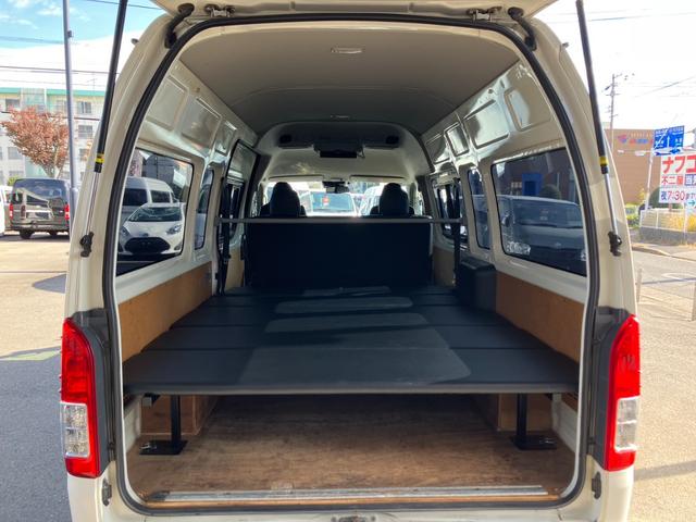 ハイエースバン ＳロングワイドＤＸ　ＧＬパッケージ　４ＷＤ／ハイルーフ５人乗／ナビＴＶ／Ｂカメラ／天吊モニタ／天井スピーカー／社外アルミ／ＧＲ８エアロ／ベッドキット（4枚目）