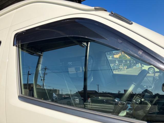 ハイエースバン ＳロングワイドＤＸ　ＧＬパッケージ　４ＷＤ／ハイルーフ５人乗／ナビＴＶ／Ｂカメラ／天吊モニタ／天井スピーカー／社外アルミ／ＧＲ８エアロ／ベッドキット（28枚目）