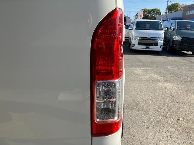 ハイエースバン ＳロングワイドＤＸ　ＧＬパッケージ　４ＷＤ／ハイルーフ５人乗／ナビＴＶ／Ｂカメラ／天吊モニタ／天井スピーカー／社外アルミ／ＧＲ８エアロ／ベッドキット（39枚目）