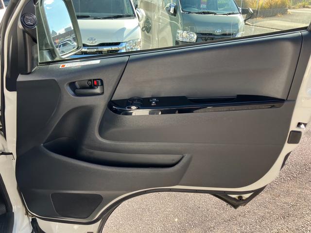 ハイエースバン ＳロングワイドＤＸ　ＧＬパッケージ　４ＷＤ／ハイルーフ５人乗／ナビＴＶ／Ｂカメラ／天吊モニタ／天井スピーカー／社外アルミ／ＧＲ８エアロ／ベッドキット（42枚目）