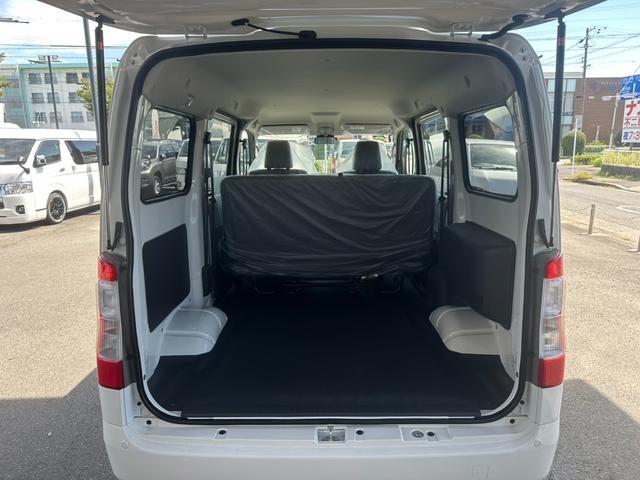 タウンエースバン GL 4WD/トヨタセーフティセンス/コーナーセンサー/アイドリングストップ/キーレスエントリー/Wエアバッグ/パワーウインドウ/横滑り防止装置/ヘッドライトレベライザー/純正ホイール/登録済未使用車(4枚目)