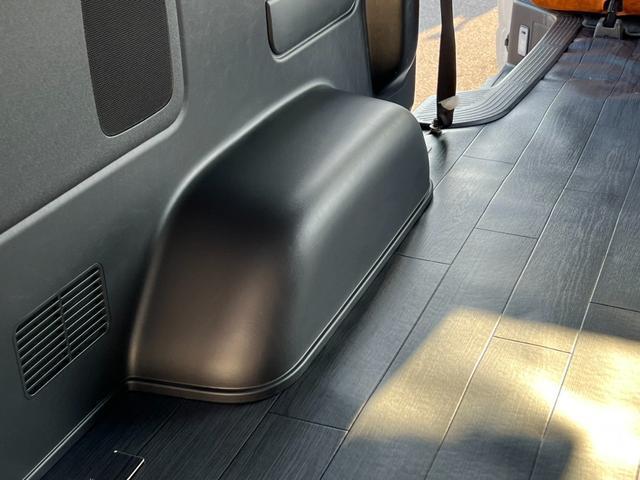 ハイエースバン スーパーGL 50TH アニバーサリーリミテッド 50thアニバーサリー/GR8テールランプ/レザー調シートカバー/純正7インチナビ/両側パワースライドドア/LEDヘッドライト/トヨタセーフティセンス/助手席エアバッグ/AC100V/カーゴマット(59枚目)