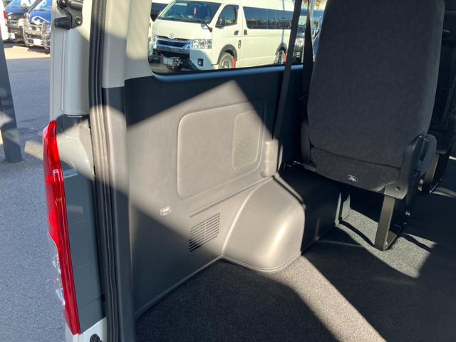 ハイエースワゴン グランドキャビン　４ＷＤ／登録済未使用／３列１０人乗／デジタルミラー／Ｂカメラ／コーナーソナー／ＬＥＤヘッド／スマートキ／パワスラ（58枚目）