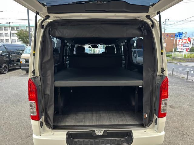 ハイエースバン スーパーGL ダークプライムII ナビTV/全方位カメラ/天吊りモニター/ベッドキット/荷室カーゴマット/フロントスポイラー/17inアルミ/ローダウン/ETC/AC100V電源/Wエアバック/LEDヘッドライト/サイドバイザー(4枚目)
