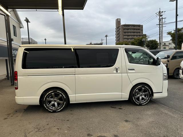 ハイエースバン スーパーGL ダークプライムII ナビTV/全方位カメラ/天吊りモニター/ベッドキット/荷室カーゴマット/フロントスポイラー/17inアルミ/ローダウン/ETC/AC100V電源/Wエアバック/LEDヘッドライト/サイドバイザー(23枚目)