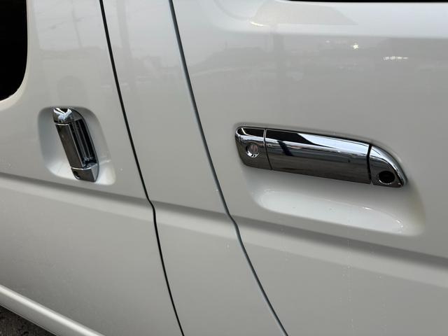 ハイエースバン スーパーGL ダークプライムII ナビTV/全方位カメラ/天吊りモニター/ベッドキット/荷室カーゴマット/フロントスポイラー/17inアルミ/ローダウン/ETC/AC100V電源/Wエアバック/LEDヘッドライト/サイドバイザー(32枚目)