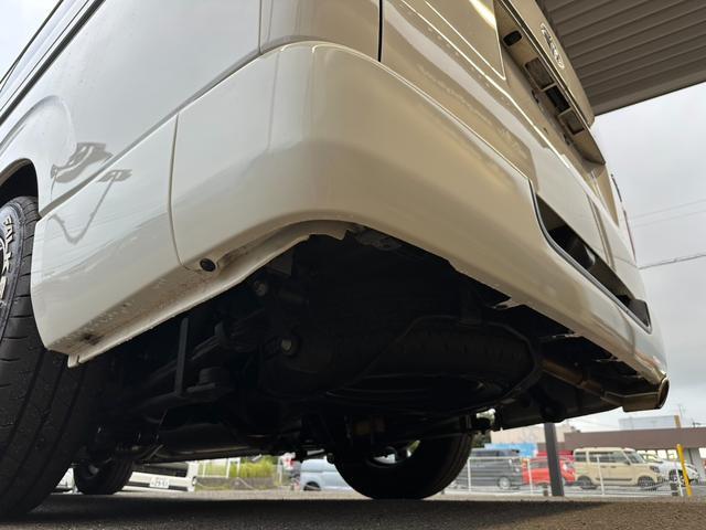 ハイエースバン スーパーGL ダークプライムII ナビTV/全方位カメラ/天吊りモニター/ベッドキット/荷室カーゴマット/フロントスポイラー/17inアルミ/ローダウン/ETC/AC100V電源/Wエアバック/LEDヘッドライト/サイドバイザー(38枚目)