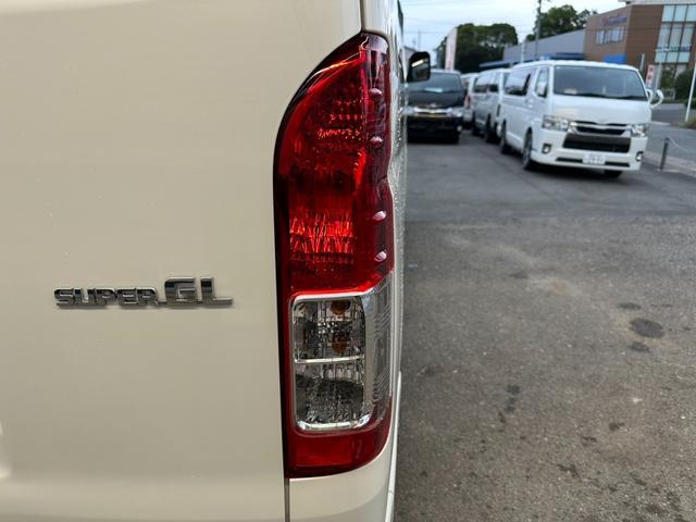 ハイエースバン スーパーGL ダークプライムII ナビTV/全方位カメラ/天吊りモニター/ベッドキット/荷室カーゴマット/フロントスポイラー/17inアルミ/ローダウン/ETC/AC100V電源/Wエアバック/LEDヘッドライト/サイドバイザー(39枚目)