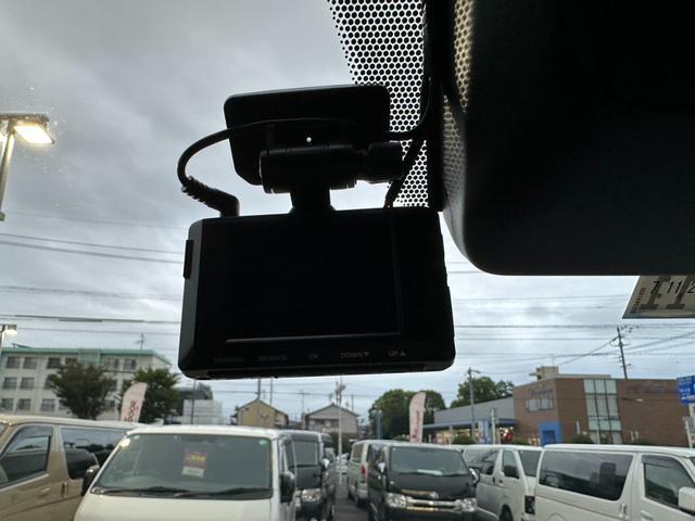 ハイエースバン スーパーGL ダークプライムII ナビTV/全方位カメラ/天吊りモニター/ベッドキット/荷室カーゴマット/フロントスポイラー/17inアルミ/ローダウン/ETC/AC100V電源/Wエアバック/LEDヘッドライト/サイドバイザー(50枚目)