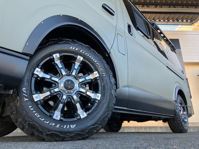 ハイエースバン スーパーGL ダークプライムII 4WD/ボディラッピングカーキ/BIG-Xナビ/天吊りモニタ/Bカメラ/サブバッテリー/ベッドキット/セカンドテーブル/社外デジタルミラー/社外アルミ/LEDヘッド/ルーフキャリア/外部電源あり(2枚目)