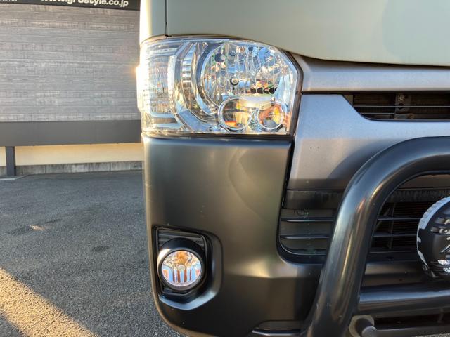 ハイエースバン スーパーGL ダークプライムII 4WD/ボディラッピングカーキ/BIG-Xナビ/天吊りモニタ/Bカメラ/サブバッテリー/ベッドキット/セカンドテーブル/社外デジタルミラー/社外アルミ/LEDヘッド/ルーフキャリア/外部電源あり(13枚目)