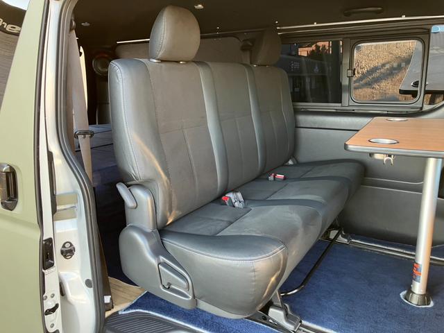 ハイエースバン スーパーGL ダークプライムII 4WD/ボディラッピングカーキ/BIG-Xナビ/天吊りモニタ/Bカメラ/サブバッテリー/ベッドキット/セカンドテーブル/社外デジタルミラー/社外アルミ/LEDヘッド/ルーフキャリア/外部電源あり(18枚目)