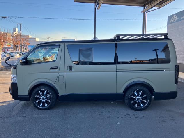 ハイエースバン スーパーGL ダークプライムII 4WD/ボディラッピングカーキ/BIG-Xナビ/天吊りモニタ/Bカメラ/サブバッテリー/ベッドキット/セカンドテーブル/社外デジタルミラー/社外アルミ/LEDヘッド/ルーフキャリア/外部電源あり(23枚目)