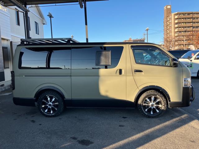 ハイエースバン スーパーGL ダークプライムII 4WD/ボディラッピングカーキ/BIG-Xナビ/天吊りモニタ/Bカメラ/サブバッテリー/ベッドキット/セカンドテーブル/社外デジタルミラー/社外アルミ/LEDヘッド/ルーフキャリア/外部電源あり(24枚目)