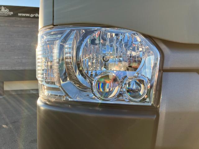 ハイエースバン スーパーGL ダークプライムII 4WD/ボディラッピングカーキ/BIG-Xナビ/天吊りモニタ/Bカメラ/サブバッテリー/ベッドキット/セカンドテーブル/社外デジタルミラー/社外アルミ/LEDヘッド/ルーフキャリア/外部電源あり(30枚目)