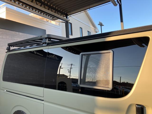 ハイエースバン スーパーGL ダークプライムII 4WD/ボディラッピングカーキ/BIG-Xナビ/天吊りモニタ/Bカメラ/サブバッテリー/ベッドキット/セカンドテーブル/社外デジタルミラー/社外アルミ/LEDヘッド/ルーフキャリア/外部電源あり(33枚目)