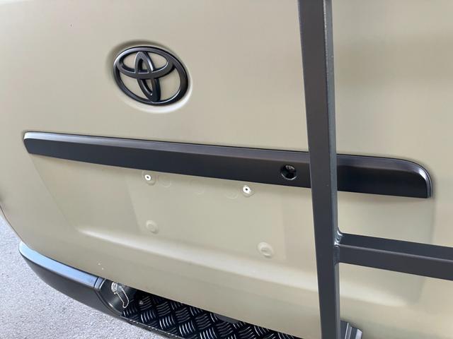ハイエースバン スーパーGL ダークプライムII 4WD/ボディラッピングカーキ/BIG-Xナビ/天吊りモニタ/Bカメラ/サブバッテリー/ベッドキット/セカンドテーブル/社外デジタルミラー/社外アルミ/LEDヘッド/ルーフキャリア/外部電源あり(35枚目)