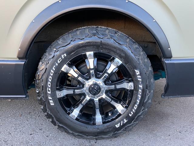 ハイエースバン スーパーGL ダークプライムII 4WD/ボディラッピングカーキ/BIG-Xナビ/天吊りモニタ/Bカメラ/サブバッテリー/ベッドキット/セカンドテーブル/社外デジタルミラー/社外アルミ/LEDヘッド/ルーフキャリア/外部電源あり(40枚目)