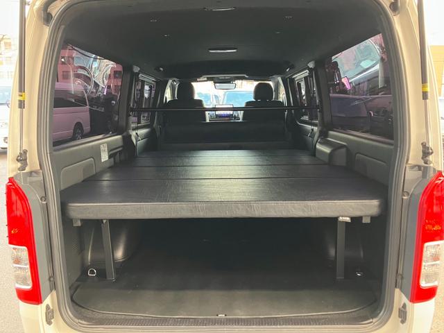 ハイエースバン スーパーＧＬ　ダークプライムＩＩ　ＢＩＧ－Ｘナビ／Ｂカメラ／／ＥＴＣ／ベッドキット／社外センターコンソール／ＬＥＤヘッドライト／スマートキー＆プッシュスタート／サイドバイザー／社外シートカバー／セーフティセンス／ＡＣ１００Ｖ電源（4枚目）