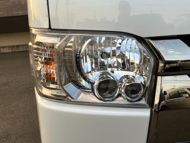 ハイエースバン スーパーＧＬ　ダークプライムＩＩ　ＢＩＧ－Ｘナビ／Ｂカメラ／／ＥＴＣ／ベッドキット／社外センターコンソール／ＬＥＤヘッドライト／スマートキー＆プッシュスタート／サイドバイザー／社外シートカバー／セーフティセンス／ＡＣ１００Ｖ電源（30枚目）