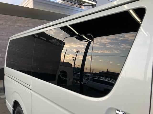 ハイエースバン スーパーＧＬ　ダークプライムＩＩ　ＢＩＧ－Ｘナビ／Ｂカメラ／／ＥＴＣ／ベッドキット／社外センターコンソール／ＬＥＤヘッドライト／スマートキー＆プッシュスタート／サイドバイザー／社外シートカバー／セーフティセンス／ＡＣ１００Ｖ電源（33枚目）