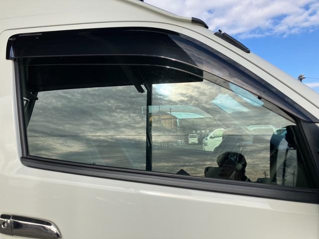 ハイエースバン ＳロングワイドＤＸ　ＧＬパッケージ　４ＷＤ／ハイルーフ５人乗／ナビＴＶ／Ｂカメラ／天吊モニタ／天井スピーカー／社外アルミ／ＧＲ８エアロ／ベッドキット（28枚目）