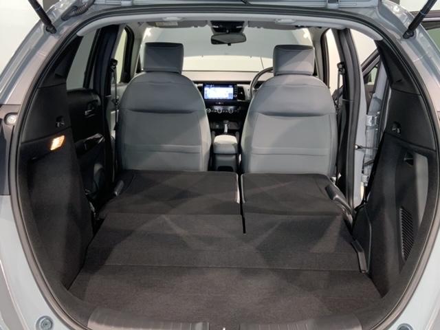 フィット ｅ：ＨＥＶＲＳ　Ｈ　ＳＥＮＳＩＮＧ　新車保証　試乗禁煙車　ナビＬＸＭ－２４２ＺＦＮｉ　フルセグＴＶ　リヤカメラ　ＢＴオ－ディオ　ＤＶＤ　ＣａｒＰｌａｙ　ＥＴＣ　ＬＥＤライト　クルコン　アルミ　サイドエアバッグ（19枚目）