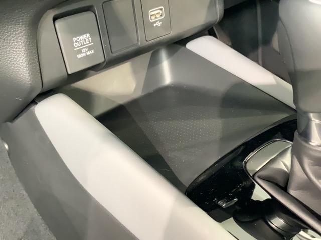 フィット ｅ：ＨＥＶＲＳ　Ｈ　ＳＥＮＳＩＮＧ　新車保証　試乗禁煙車　ナビＬＸＭ－２４２ＺＦＮｉ　フルセグＴＶ　リヤカメラ　ＢＴオ－ディオ　ＤＶＤ　ＣａｒＰｌａｙ　ＥＴＣ　ＬＥＤライト　クルコン　アルミ　サイドエアバッグ（26枚目）