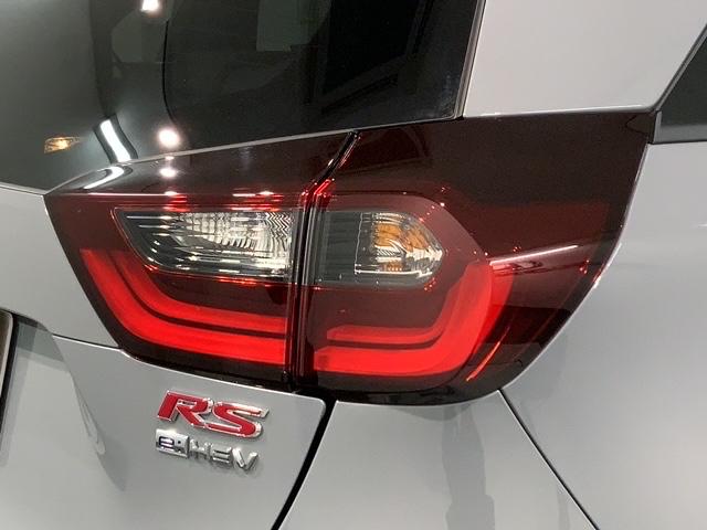 フィット ｅ：ＨＥＶＲＳ　Ｈ　ＳＥＮＳＩＮＧ　新車保証　試乗禁煙車　ナビＬＸＭ－２４２ＺＦＮｉ　フルセグＴＶ　リヤカメラ　ＢＴオ－ディオ　ＤＶＤ　ＣａｒＰｌａｙ　ＥＴＣ　ＬＥＤライト　クルコン　アルミ　サイドエアバッグ（45枚目）