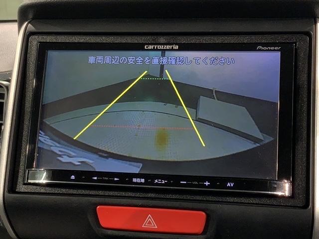 リバースギアに入れるだけで後方の表示へ切り替わります。夜間や雨の日の駐車も楽になりますよ。