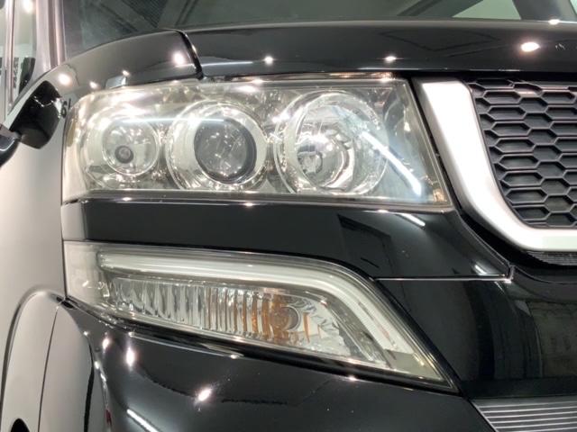 ディスチャージヘッドライト搭載でしっかり明るく照らしてくれるので、夜間走行や不慣れな道でも安心です。